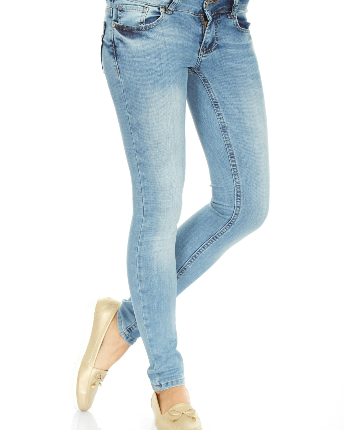 Skinny jeans in light wash with white trainers