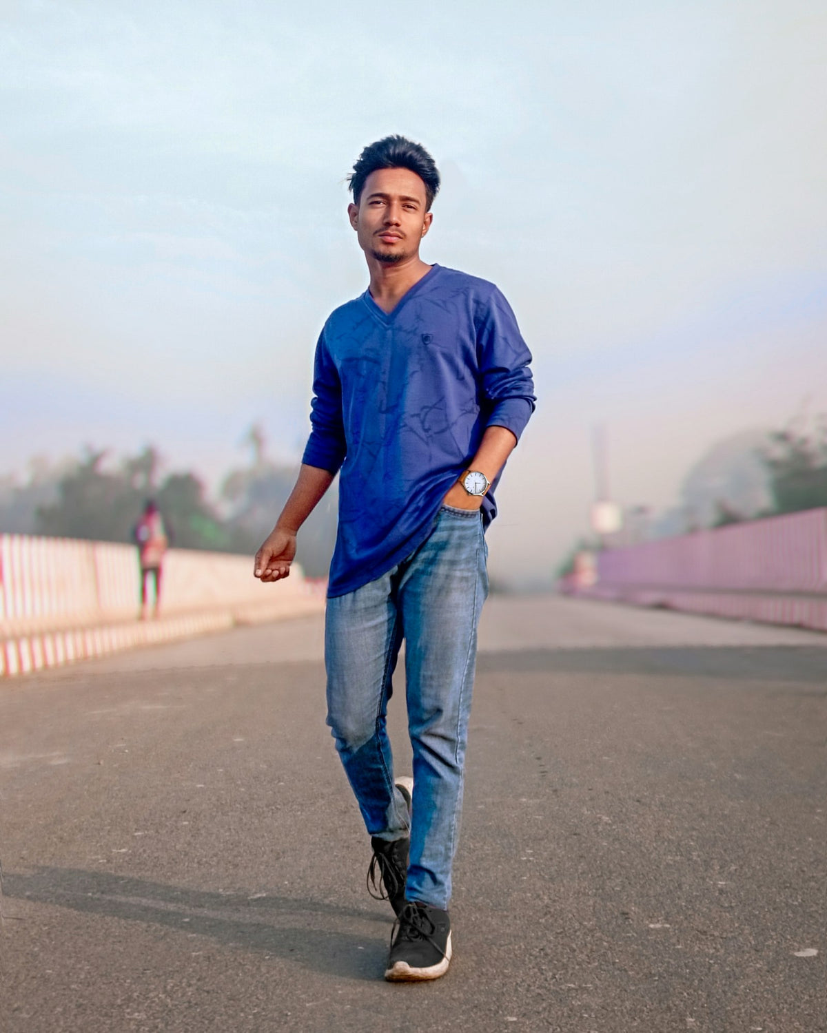 Relaxed jeans in light wash worn on an open road